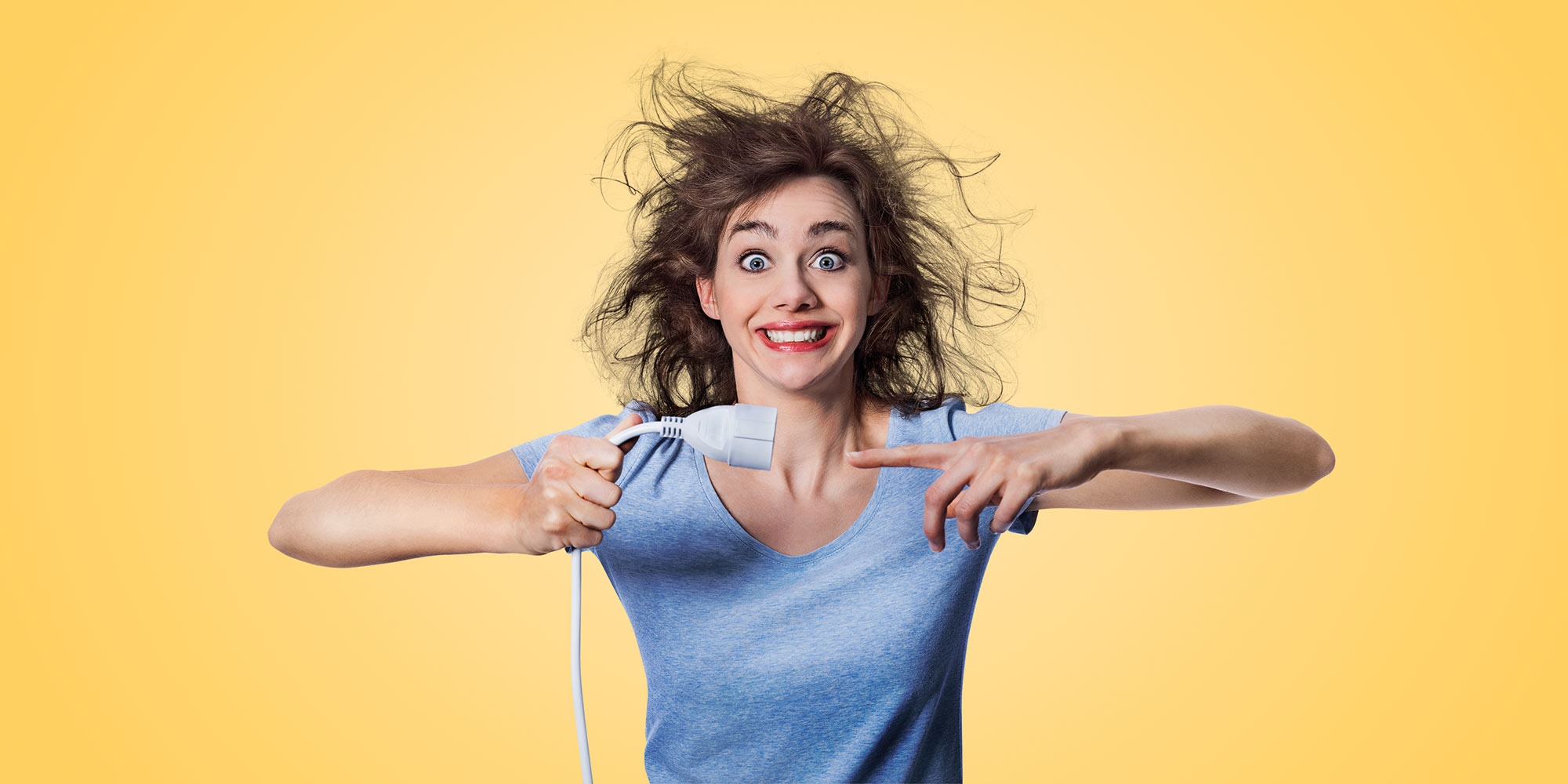 Elektroinstallation_Frau_mit_Verlängerungskabel_Steckdose