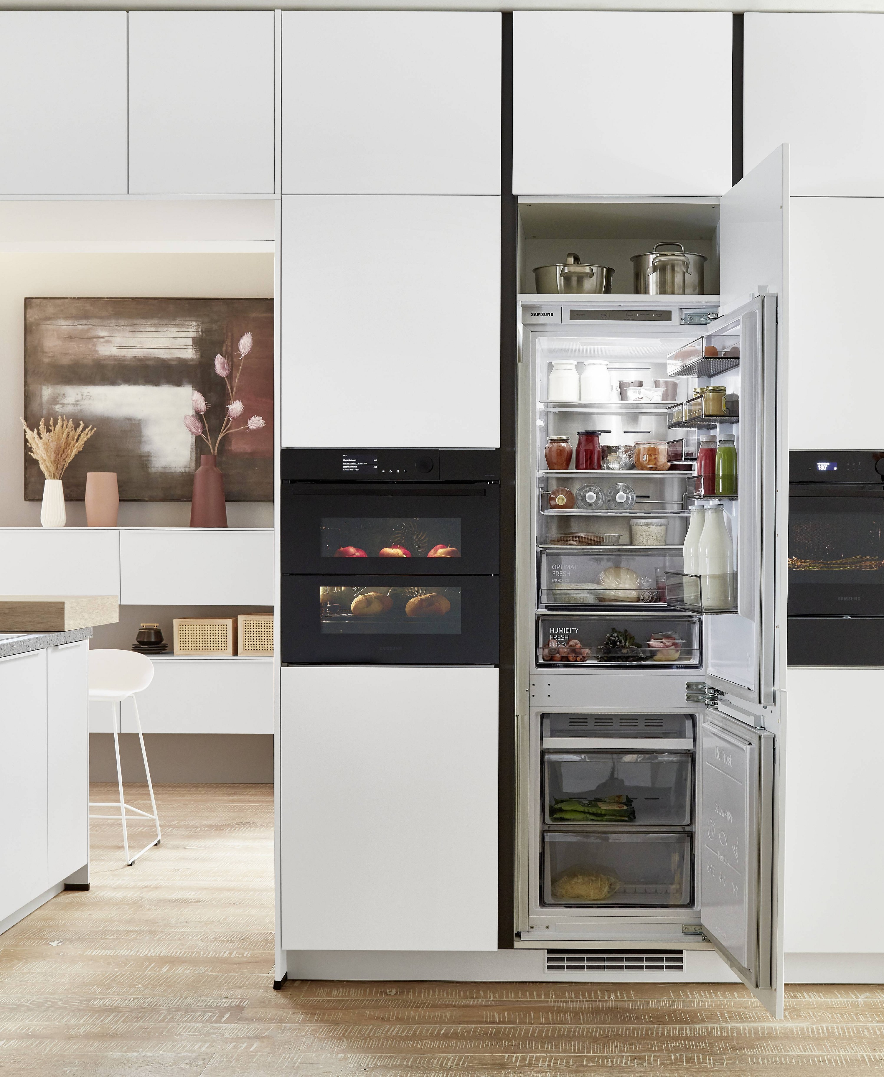 Weißer Nobilia Küchenhochschrank mit Samsung-Einbaugeräten