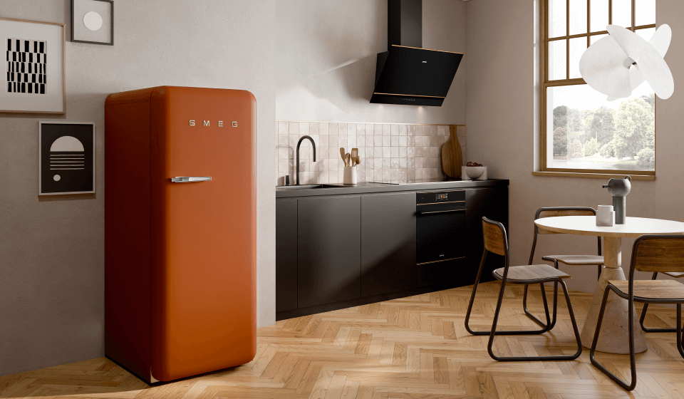 Rostfarbener Retro-Kühlschrank von smeg Solo-Stand-Gerät neben kurzer schwarzer Küchenzeile runder Esstisch mit Design Hängeleuchte Parkettboden