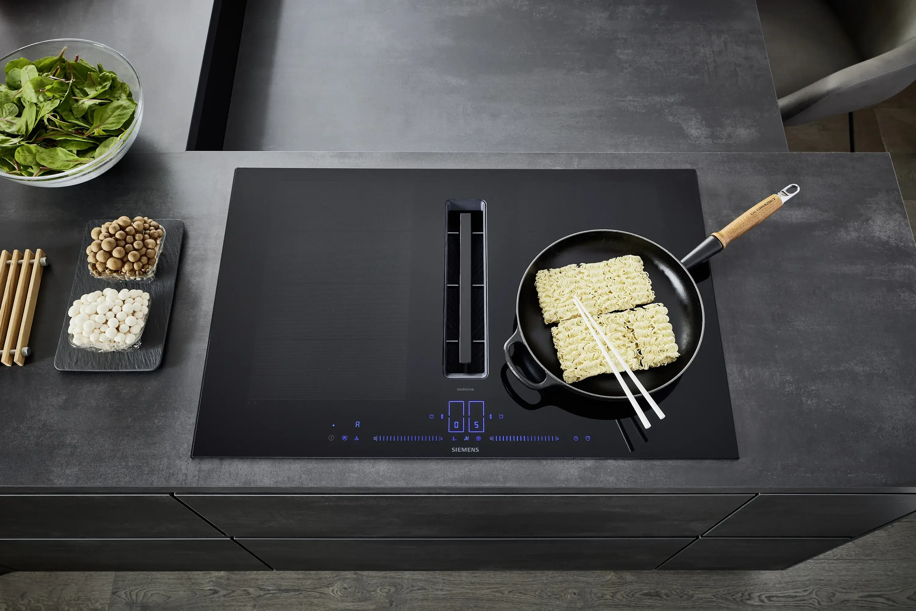 Siemens Induktionskochfeld mit Grillpfanne und Reisnudeln